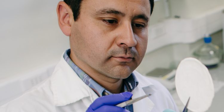 Científico porteño permitió implantar piel a niño de 15 años en hospital Gustavo Fricke