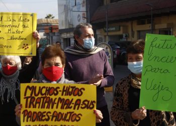 Quillota renovó su compromiso por el respeto y apoyo a las personas mayores de la comuna