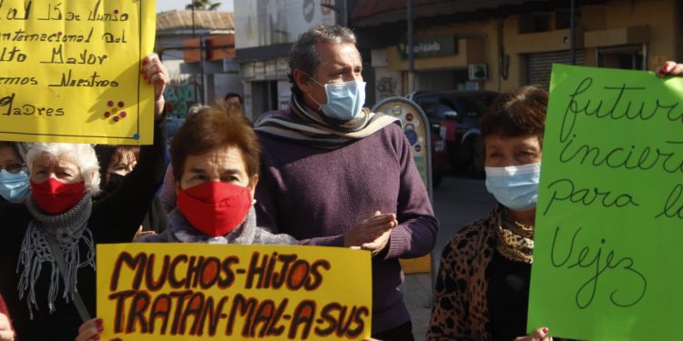 Quillota renovó su compromiso por el respeto y apoyo a las personas mayores de la comuna