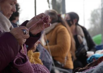 Tejiendo en comunidad: municipio de Villa Alemana invita a confeccionar mantas solidarias para el invierno
