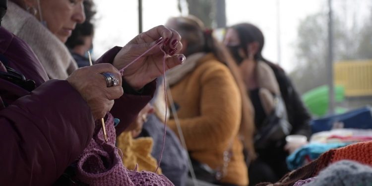 Tejiendo en comunidad: municipio de Villa Alemana invita a confeccionar mantas solidarias para el invierno