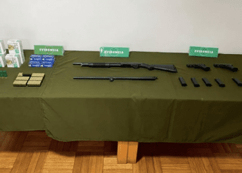 Detienen a dos sospechosos de balacera frente a un colegio de Valparaíso: contenían armas y municiones