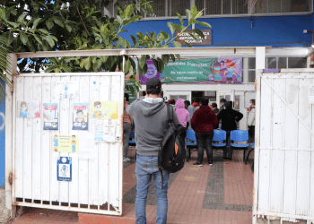 Estudiantes de la Escuela República de Francia sufren malestares asociados a la contaminación ambiental