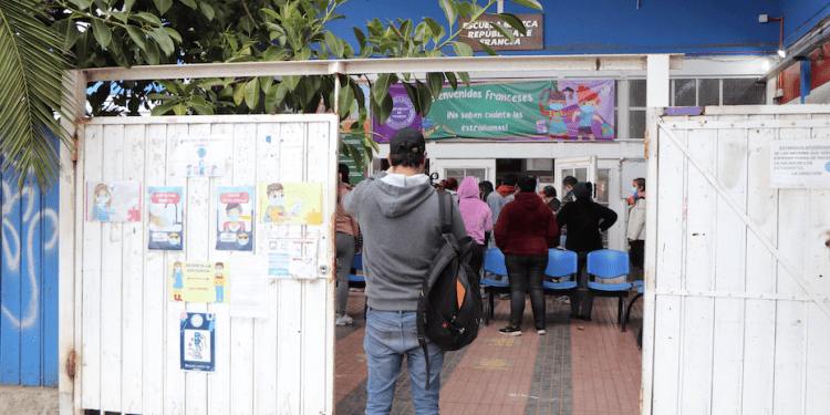 Estudiantes de la Escuela República de Francia sufren malestares asociados a la contaminación ambiental