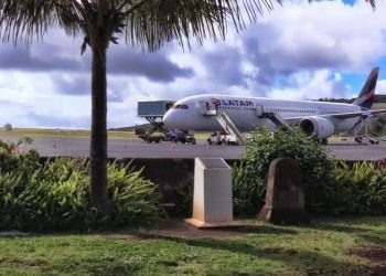 Isleños se toman el aeropuerto internacional Mataveri para obligar a Latam el regreso de todos los pasajeros a Rapa Nui