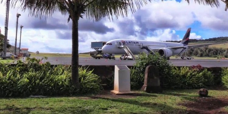 Isleños se toman el aeropuerto internacional Mataveri para obligar a Latam el regreso de todos los pasajeros a Rapa Nui