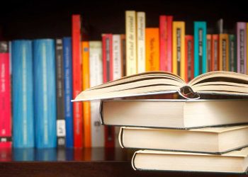 Clínica Los Leones entrega importante donación de libros a refugio infantil de Quillota