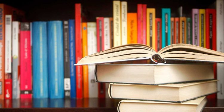 Clínica Los Leones entrega importante donación de libros a refugio infantil de Quillota