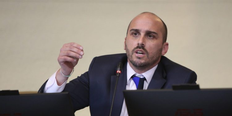 Desmienten a diputado Longton: no existe sitio web donde migrantes cambien su visa de turista a residencia temporal