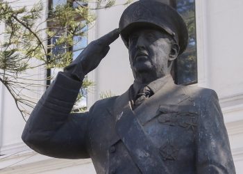 Justicia ordena a la Armada retirar en un plazo de cinco días el monumento a José Toribio Merino del frontis del Museo Marítimo en Valparaíso