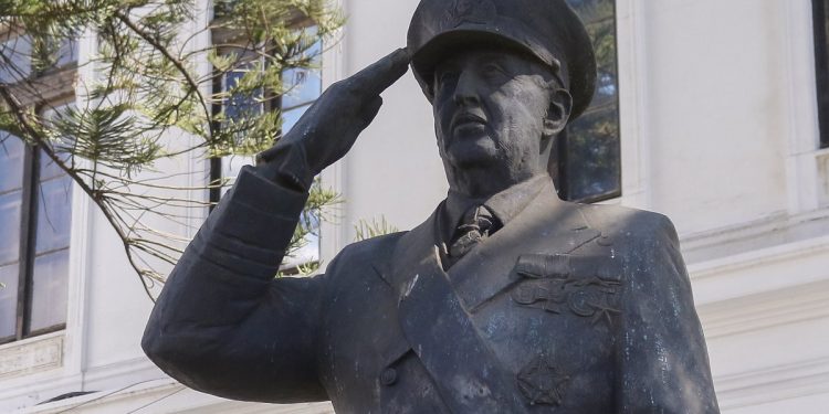 Justicia ordena a la Armada retirar en un plazo de cinco días el monumento a José Toribio Merino del frontis del Museo Marítimo en Valparaíso