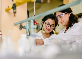 Estudio demuestra que en Chile hay baja inclusión de mujeres en ciencia por falta de referentes