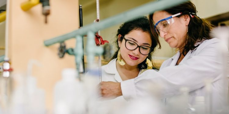 Estudio demuestra que en Chile hay baja inclusión de mujeres en ciencia por falta de referentes