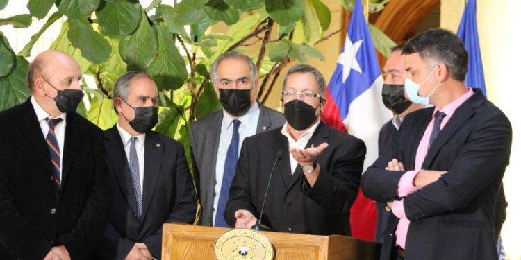 Parlamentarios de todos los partidos apoyan al alcalde de Puchuncaví a exigir al Gobierno medidas para enfrentar la crisis ambiental