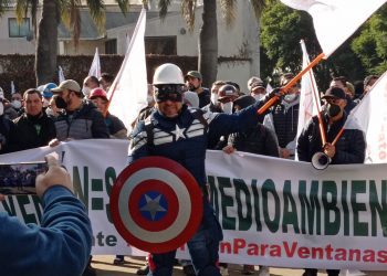 Protestas en el Congreso: trabajadores de Codelco exigen a parlamentarios la creación de nuevas leyes que detengan la contaminación en Quintero y Puchuncaví