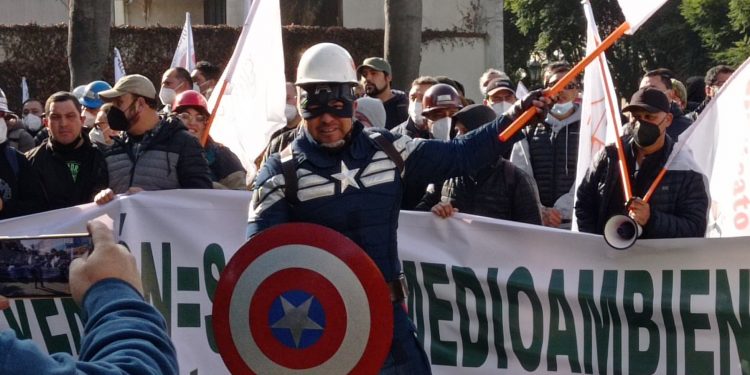 Protestas en el Congreso: trabajadores de Codelco exigen a parlamentarios la creación de nuevas leyes que detengan la contaminación en Quintero y Puchuncaví