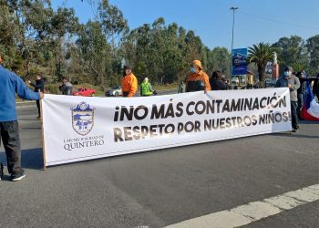 Trabajadores del municipio de Quintero se toman cruce La Virgen por los últimos episodios de contaminación en la comuna