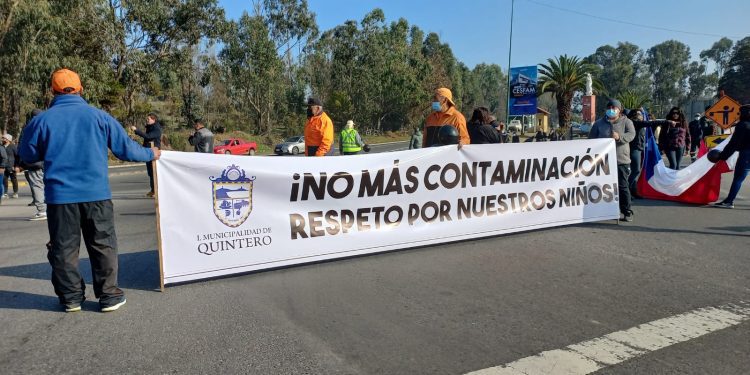 Trabajadores del municipio de Quintero se toman cruce La Virgen por los últimos episodios de contaminación en la comuna