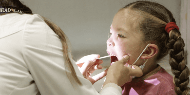 Pediatras del hospital Gustavo Fricke llaman a los padres a evitar lugares concurridos con sus niños este invierno