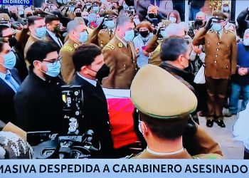 Masiva despedida / En estos momentos los restos del carabinero asesinado son retirados de la parroquia de Quilpué y trasladados al cementerio