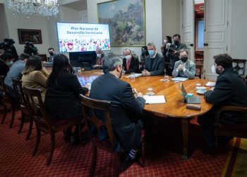 Presidente Boric lidera reunión con ministros para evaluar los proyectos ferroviarios Santiago-Valparaíso y extensión del Metro