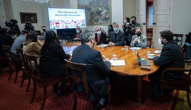 Presidente Boric lidera reunión con ministros para evaluar los proyectos ferroviarios Santiago-Valparaíso y extensión del Metro