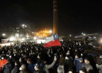 Más de 200 trabajadores de Codelco protestaron en Quintero tras decisión del Gobierno de cerrar la fundición Ventanas