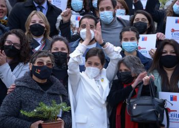 Cuarenta familias del campamento más grande de Chile reciben títulos de dominio