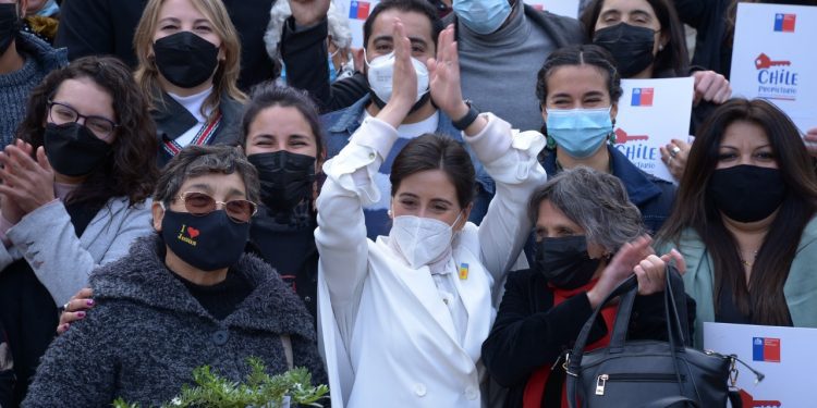 Cuarenta familias del campamento más grande de Chile reciben títulos de dominio