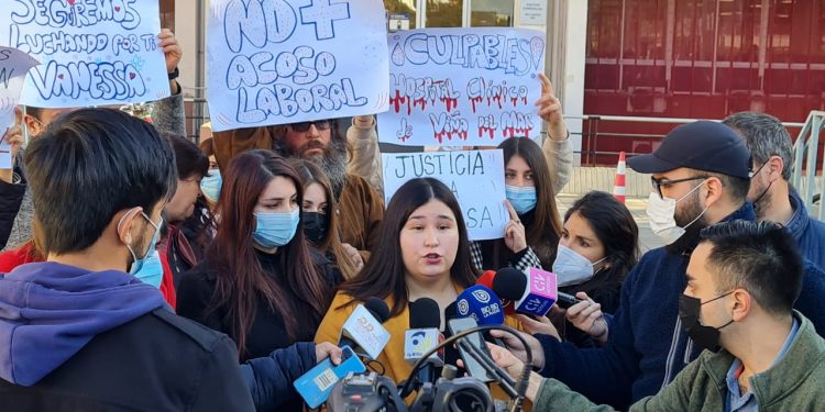 Familiares de enfermera que se suicidó tras sufrir acoso laboral en Hospital Clínico de Viña del Mar solicitan fiscalización al seremi de Salud