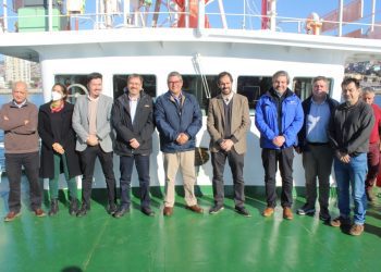 Ministro de Economía y subsecretario de Pesca visitaron buque científico «Abate Molina»