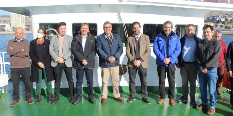 Ministro de Economía y subsecretario de Pesca visitaron buque científico «Abate Molina»