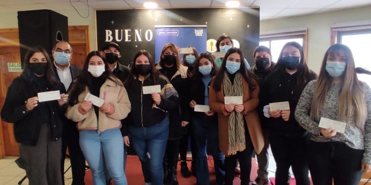 Municipalidad de Casablanca entrega más de 300 becas a estudiantes de la comuna