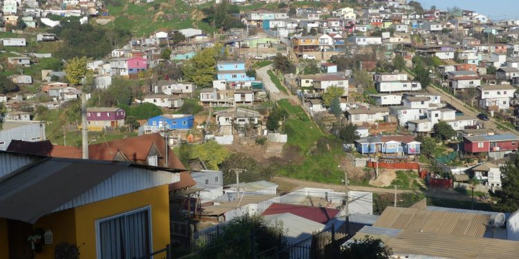 Valoran visita de ministro de Vivienda a histórico campamento viñamarino «Manuel Bustos»