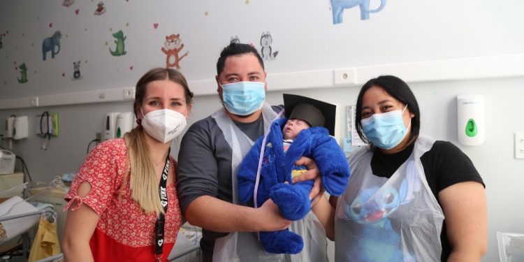 Después de cien días dan de alta a bebé prematuro que llegó a pesar 370 gramos en el Hospital Carlos van Buren