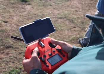 Pescadores artesanales se capacitan como pilotos de dron para prevenir robos de locos desde sus áreas de manejo