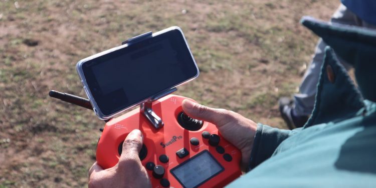 Pescadores artesanales se capacitan como pilotos de dron para prevenir robos de locos desde sus áreas de manejo