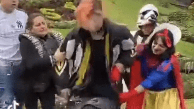 Momento bizarro: Blancanieves y un stormtrooper entre los justicieros que evitaron que antisocial destruyera el tradicional reloj de flores de Viña del Mar