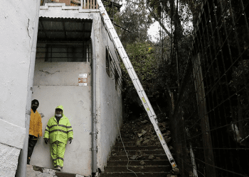 Cuatro casas aisladas en Valparaíso por deslizamiento de tierra