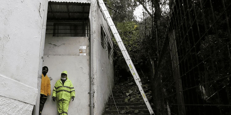 Cuatro casas aisladas en Valparaíso por deslizamiento de tierra