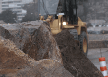 Equipos municipales de Concón trabajan  en deslizamiento de tierra y rocas que interrumpió el tránsito en Avenida Borgoño