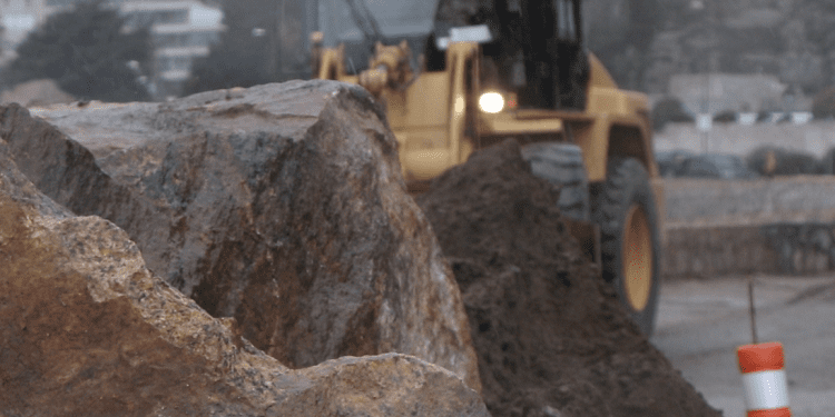 Equipos municipales de Concón trabajan en deslizamiento de tierra y rocas que interrumpió el tránsito en Avenida Borgoño