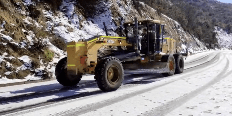 Gobierno mantendrá cerrada la cuesta La Dormida hasta mañana por presencia de nieve y hielo