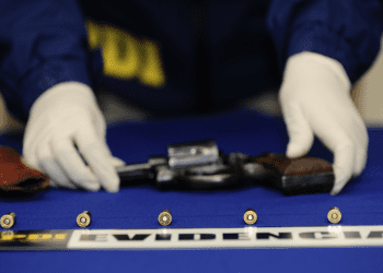 PDI detiene a asaltante armado en nudo Barón: sujeto huía luego de perpetrar un asalto en la avenida Brasil