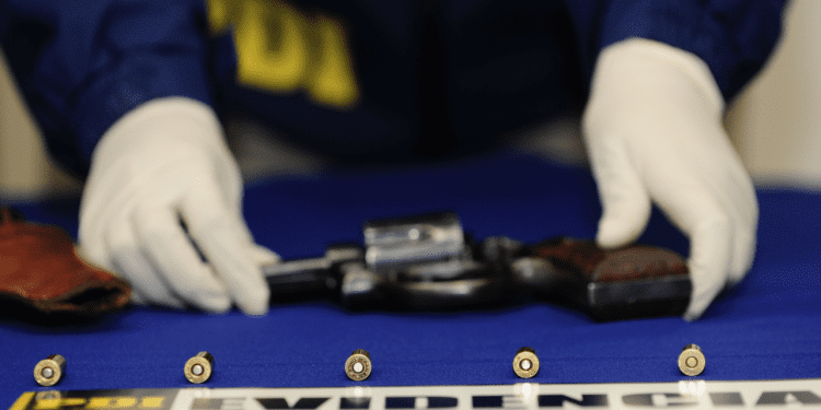 PDI detiene a asaltante armado en nudo Barón: sujeto huía luego de perpetrar un asalto en la avenida Brasil