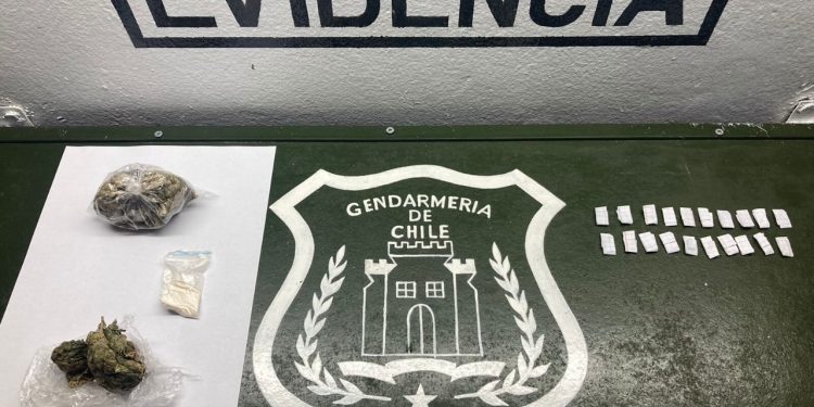 Gendarmes incautan celulares escondidos en el entretecho de un pabellón
