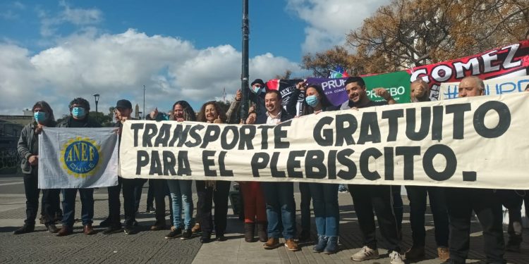 Concejales y parlamentario solicitan transporte público gratuito para el día del plebiscito constitucional