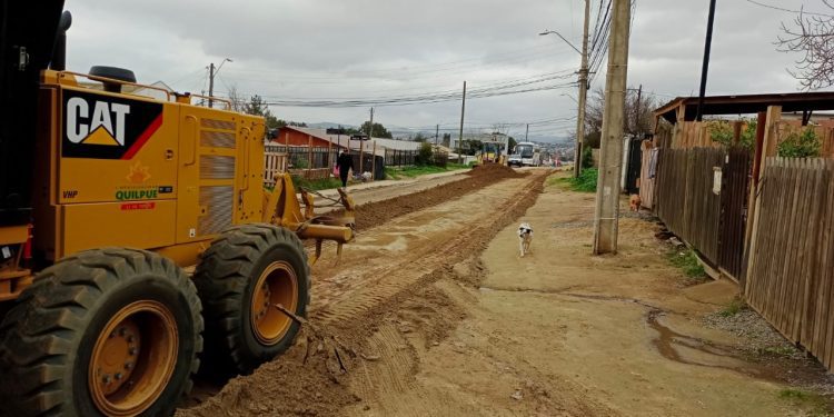 Quilpué: se mantienen faenas para bachear, emparejar y limpiar calles tras sistema frontal