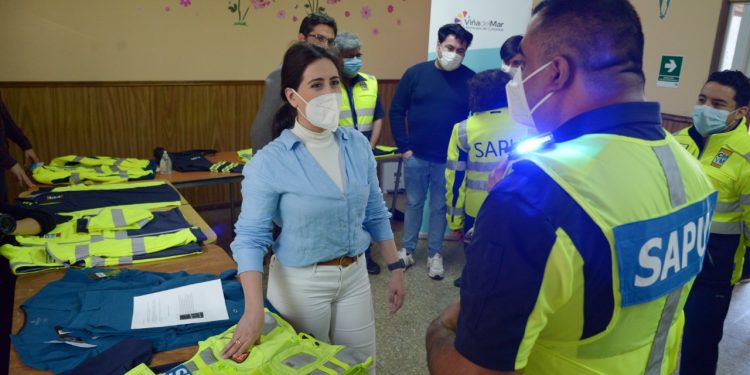Para mejorar servicios de urgencias: funcionarios de los SAPU de Viña del Mar reciben nuevos uniformes de alta calidad