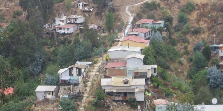 Corte de Apelaciones ordena al municipio de Valparaíso a restablecer la calidad de área verde en toma de Quebrada Cabritería